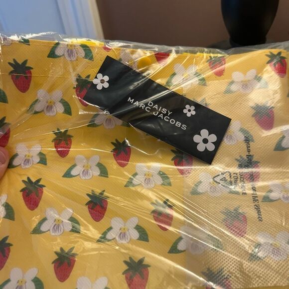 Marc Jacobs  daisy Yellow Tote with Strawberry and Floral Print - Picture 1 of 5